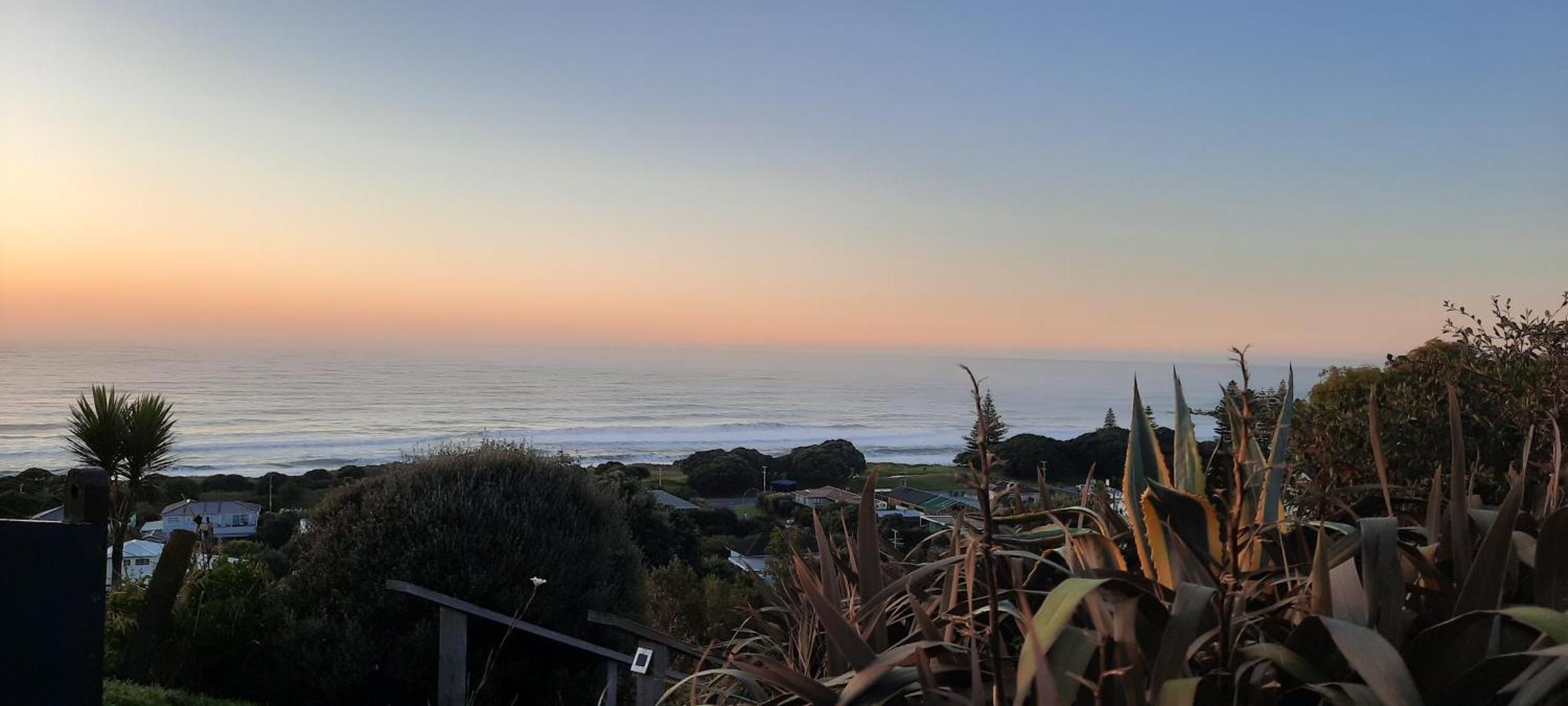 The Quarters Ocean-View Chalet Gisborne Exterior photo
